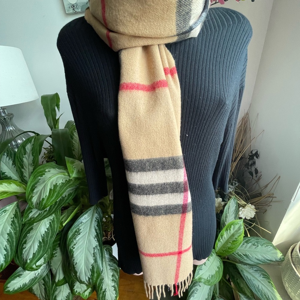 Burberry Cashmere Shawl/Muffler. - Picture 3 of 14